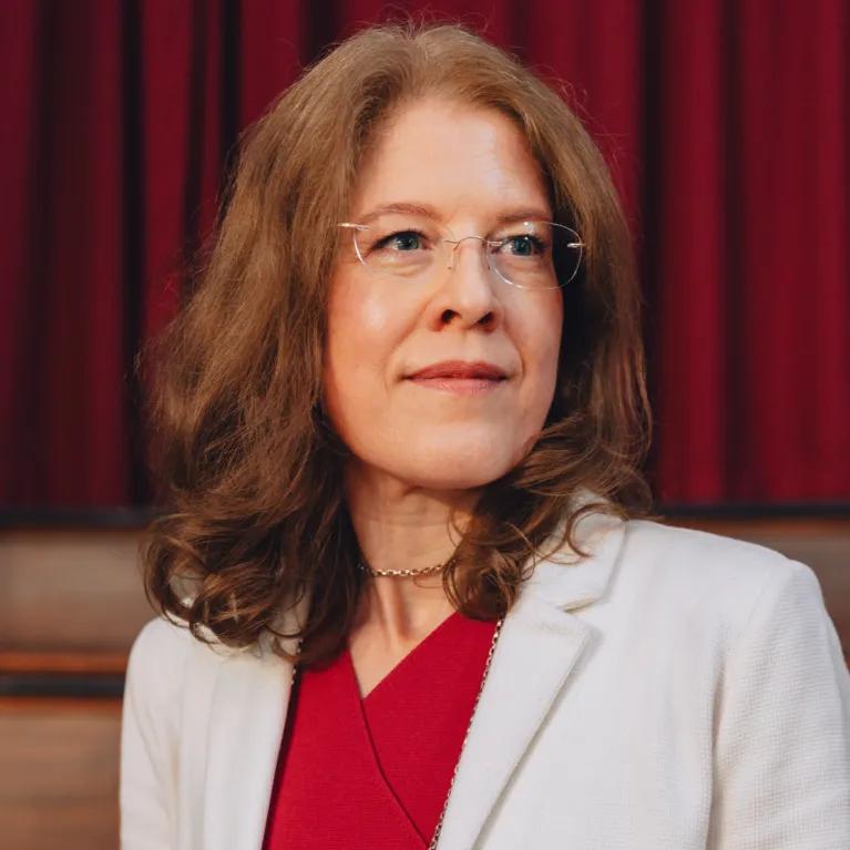 Gill Carr headshot 